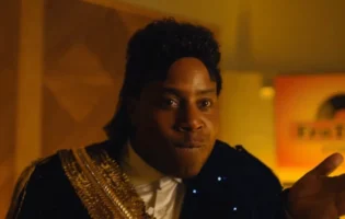 Todo Mundo em Pânico 6 ganha trailer irreverente com referência a “Michael” e promete satirizar o terror moderno